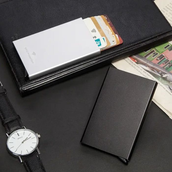 Porte-cartes RFID : La Protection Invisible qui Sauve vos Données Bancaires en 2025